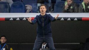 Trainer Xabi Alonso blickt fokussiert und gestikuliert am Spielfeldrand