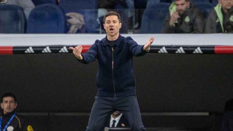 Trainer Xabi Alonso blickt fokussiert und gestikuliert am Spielfeldrand