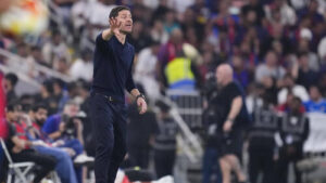 Xabi Alonso gestikulierend an der Seitenlinie in einem Stadion