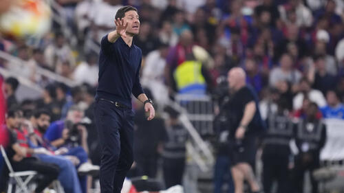 Xabi Alonso gestikulierend an der Seitenlinie in einem Stadion