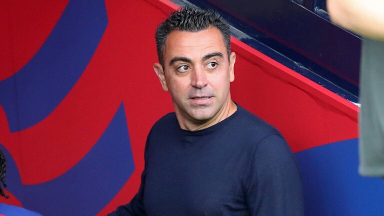 Der ehemalige Barcelona-Trainer Xavi mit ernstem Blick neben dem aktuellen Präsidenten Joan Laporta.