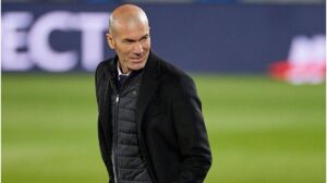 Zinedine Zidane im eleganten Anzug gibt als Trainer am Spielfeldrand Anweisungen