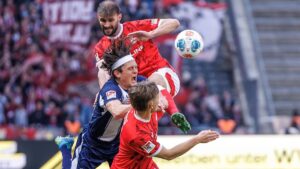 Torhüter Julian Krahl vom 1. FC Kaiserslautern jubelt nach dem 1:0-Auswärtssieg gegen Hertha BSC.