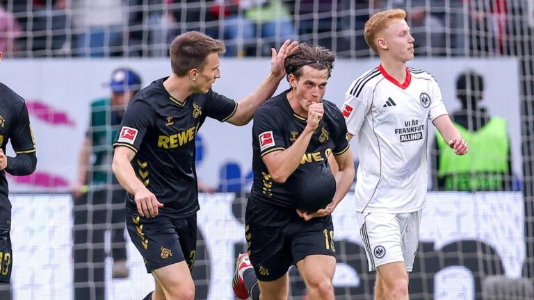 Jubelnde Spieler des 1. FC Köln nach dem Ausgleichstreffer bei Eintracht Frankfurt