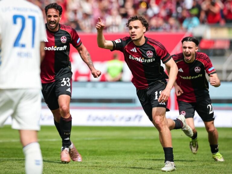 Spieler des 1. FC Nürnberg bejubeln das Siegtor von Rafael Lubach gegen den 1. FC Magdeburg