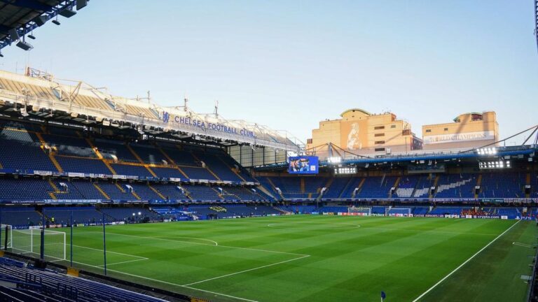 Enttäuschte Spieler des FC Chelsea mit hängenden Köpfen auf dem Spielfeld der Stamford Bridge