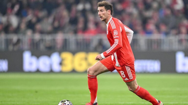 Leon Goretzka im Trikot des FC Bayern München blickt fokussiert über das Spielfeld.