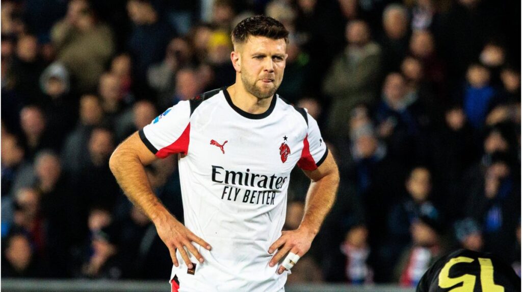 Niclas Füllkrug im Trikot der AC Mailand blickt nachdenklich auf das Spielfeld