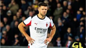 Niclas Füllkrug im Trikot der AC Mailand blickt nachdenklich auf das Spielfeld