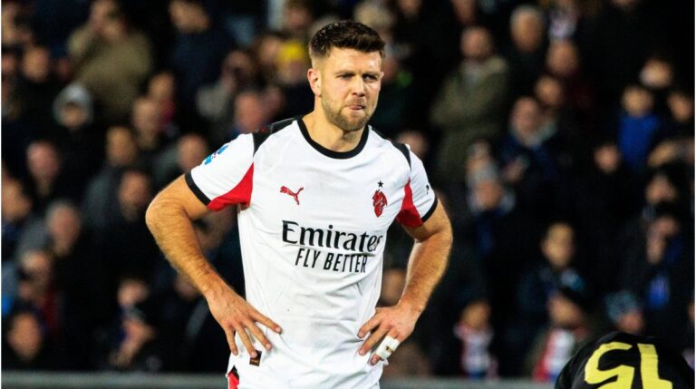 Niclas Füllkrug im Trikot der AC Mailand blickt nachdenklich auf das Spielfeld