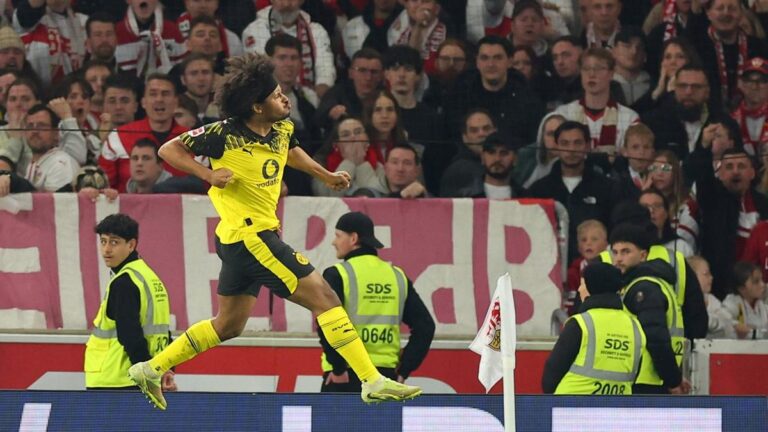 Karim Adeyemi und Julian Brandt bejubeln ein Tor für Borussia Dortmund im Spiel gegen den VfB Stuttgart.