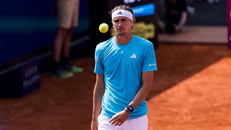 Tennisprofi Alexander Zverev schlägt beim ATP-Masters in Madrid konzentriert eine Vorhand