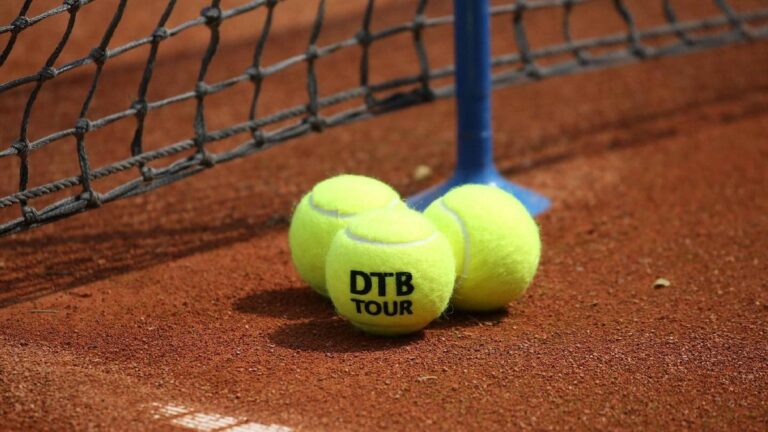 Alexander Zverev fokussiert sich beim Aufschlag auf dem Sandplatz der BMW Open in München.