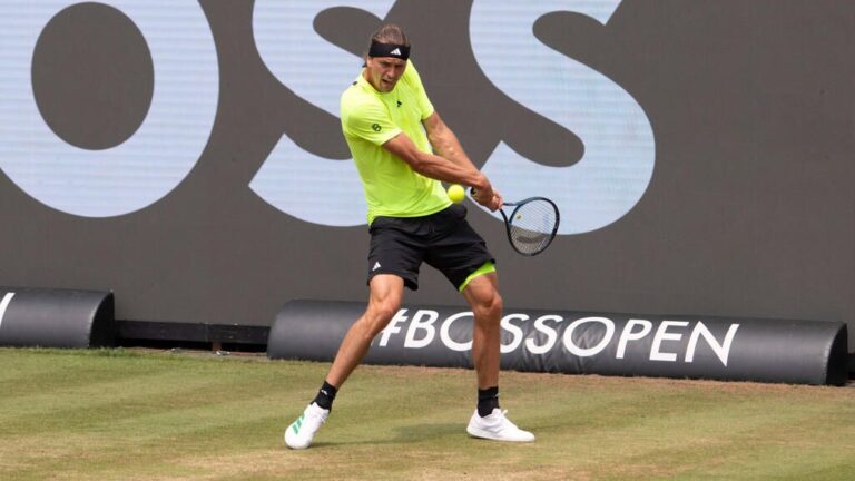 Alexander Zverev beim Aufschlag auf dem Rasenplatz bei den BOSS Open in Stuttgart