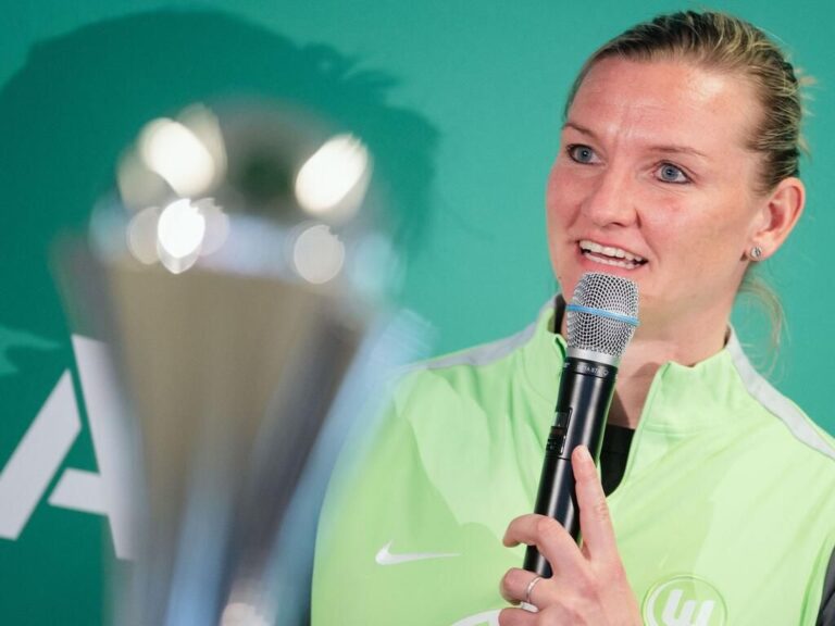 Alexandra Popp im Trikot des VfL Wolfsburg bei einer Pressekonferenz mit ernstem Gesichtsausdruck