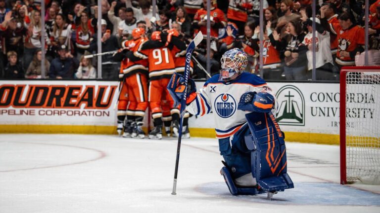 Eishockey-Spieler der Anaheim Ducks bejubeln ein Tor gegen den Torhüter der Edmonton Oilers auf dem Eis.
