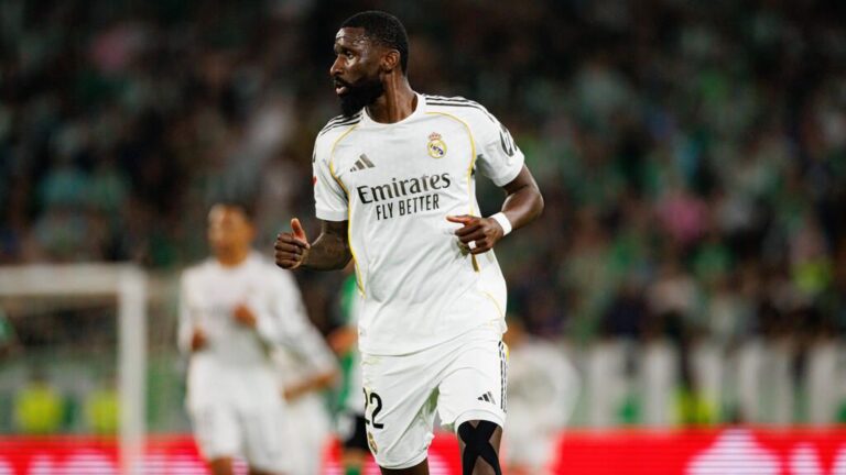 Antonio Rüdiger im Trikot von Real Madrid blickt nachdenklich auf das Spielfeld