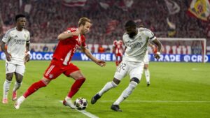 Antonio Rüdiger im weißen Trikot von Real Madrid auf dem Spielfeld.