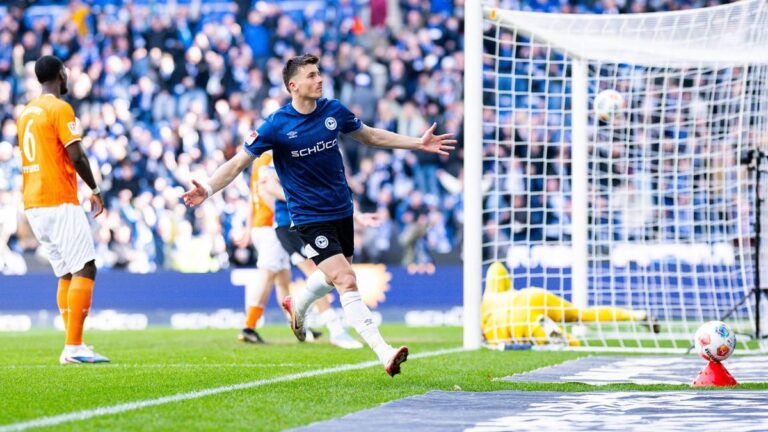 Jubelnde Spieler von Arminia Bielefeld nach dem 2:1-Siegtreffer gegen Darmstadt 98