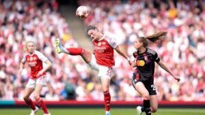 Jule Brand im Trikot von Olympique Lyon in Aktion während des Champions-League-Spiels gegen Arsenal.