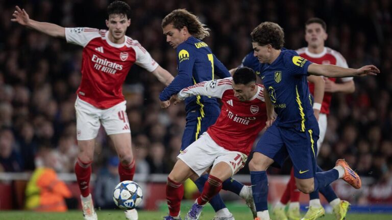 Zweikampf zwischen Spielern von Atletico Madrid und dem FC Arsenal in der Champions League