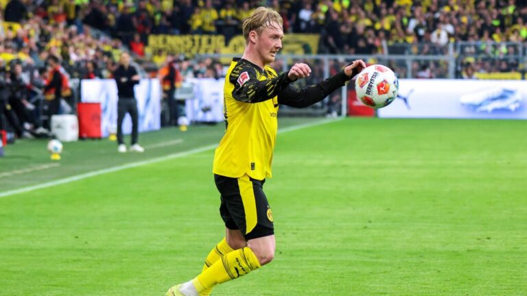 Julian Brandt im Trikot von Borussia Dortmund blickt fokussiert auf das Spielfeld.