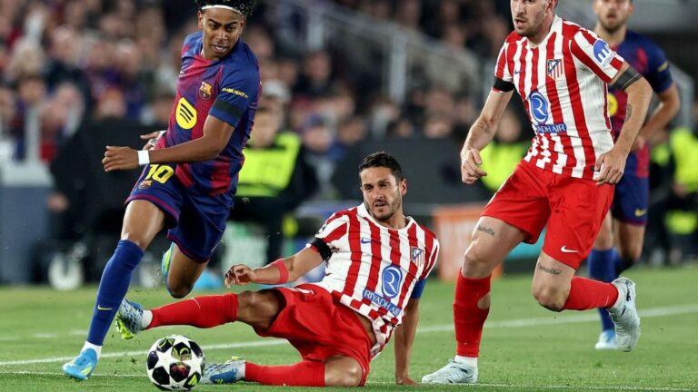 Koke im Trikot von Atletico Madrid am Ball während eines Spiels in der Champions League