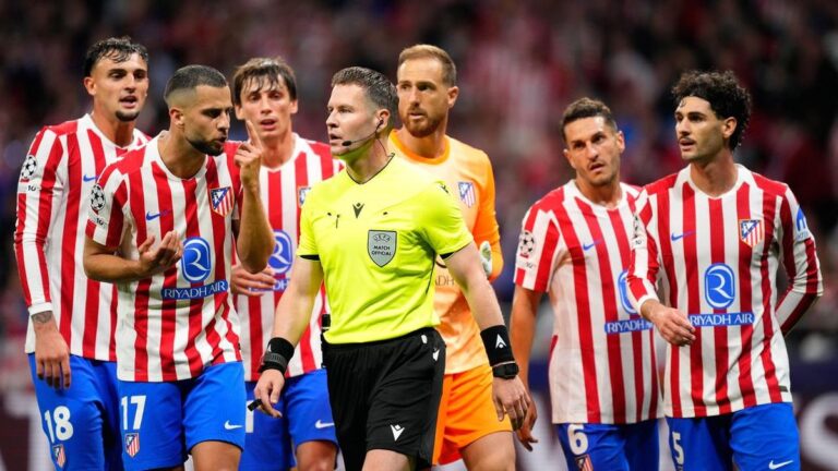 Schiedsrichter Danny Makkelie diskutiert mit Spielern von Atletico und Arsenal auf dem Rasen im Metropolitano.