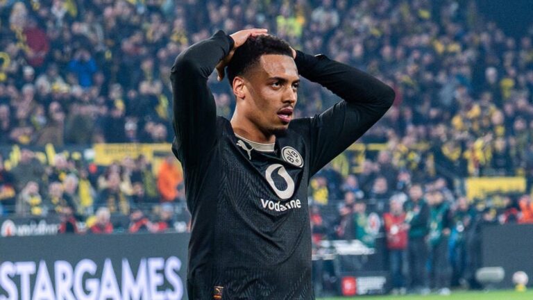 BVB-Spieler Felix Nmecha fasst sich mit schmerzverzerrtem Gesicht an sein verletztes Knie