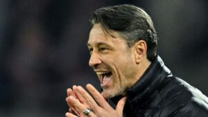 BVB-Trainer Niko Kovac schaut nachdenklich auf das Spielfeld, im Hintergrund die Tribüne im Dortmunder Stadion.