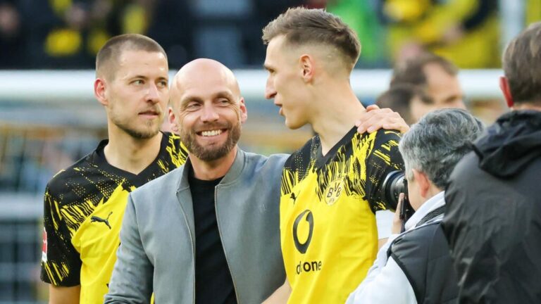 Spieler von Borussia Dortmund im Signal Iduna Park auf dem Rasen