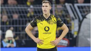BVB-Verteidiger Nico Schlotterbeck im Trikot von Borussia Dortmund blickt konzentriert über das Spielfeld