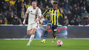 Dorgeles Nene im Trikot von Fenerbahce am Ball während eines Spiels