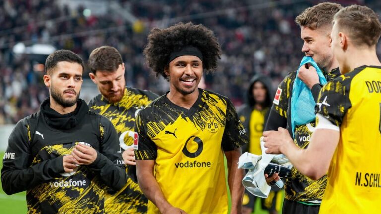 Karim Adeyemi im Trikot von Borussia Dortmund beim Torjubel auf dem Spielfeld.