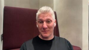 TV-Experte Bastian Schweinsteiger analysiert im Interview konzentriert ein Fußballspiel