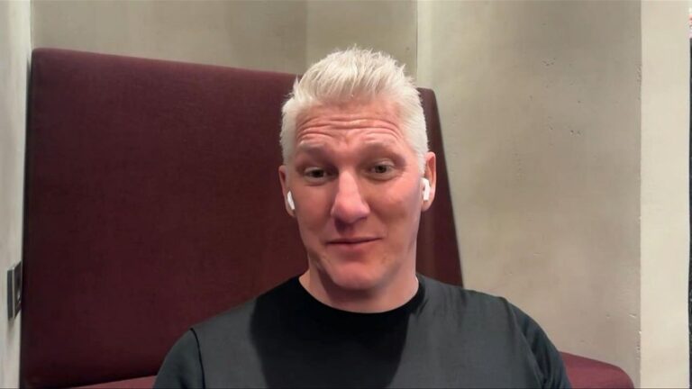 TV-Experte Bastian Schweinsteiger analysiert im Interview konzentriert ein Fußballspiel