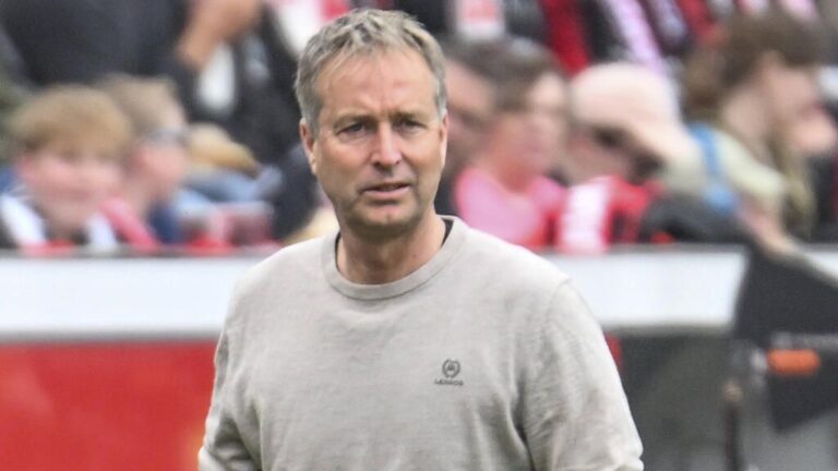 Kasper Hjulmand, Trainer von Bayer Leverkusen, steht nachdenklich am Spielfeldrand während eines Spiels