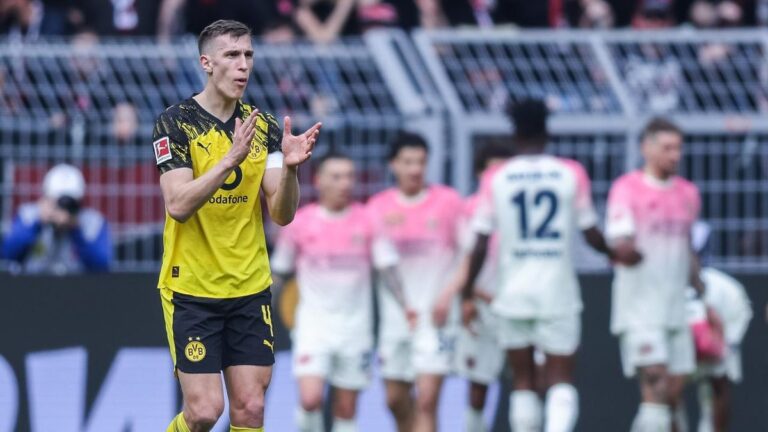 Ein enttäuschter Nico Schlotterbeck im Trikot von Borussia Dortmund auf dem Spielfeld nach der Pleite gegen Leverkusen.