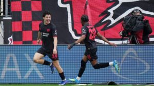 Jubelnde Spieler von Bayer Leverkusen nach einem Treffer gegen den VfL Wolfsburg