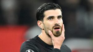 Martin Terrier im Trikot von Bayer Leverkusen sitzt nach seiner Oberschenkelverletzung enttäuscht auf dem Rasen.