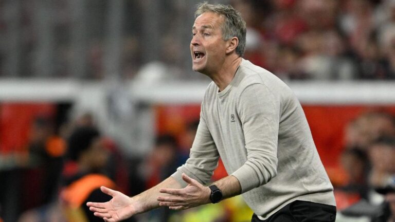 Zweikampf im Rhein-Derby zwischen Spielern von Bayer Leverkusen und dem 1. FC Köln