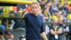 Trainer Kasper Hjulmand steht nachdenklich an der Seitenlinie von Bayer Leverkusen