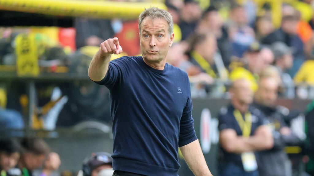 Trainer Kasper Hjulmand steht nachdenklich an der Seitenlinie von Bayer Leverkusen