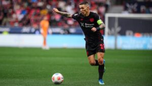 Alex Grimaldo im Trikot von Bayer Leverkusen fokussiert auf dem Spielfeld