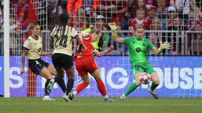 Franziska Kett vom FC Bayern München im Spieltrikot während der Champions-League-Partie gegen den FC Barcelona