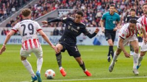 Jamal Musiala im Trikot des FC Bayern München auf dem Spielfeld