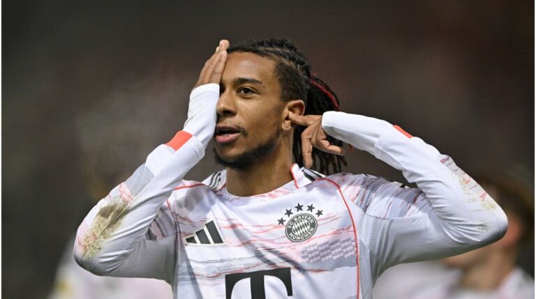 Michael Olise im Trikot des FC Bayern München am Ball auf dem Spielfeld