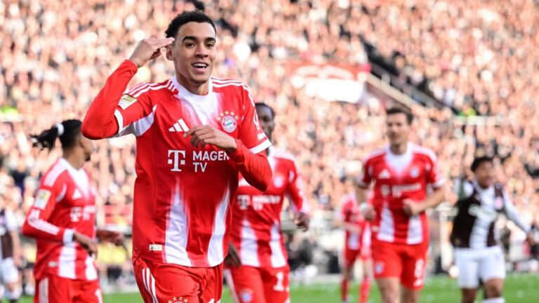 Jamal Musiala vom FC Bayern München bejubelt ein Tor im Bundesliga-Spiel gegen den FC St. Pauli