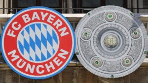 Trainer Vincent Kompany feiert mit den Spielern von Bayern München die Meisterschaft auf dem Spielfeld.
