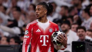 Michael Olise vom FC Bayern München am Ball während eines Angriffs im Stadion
